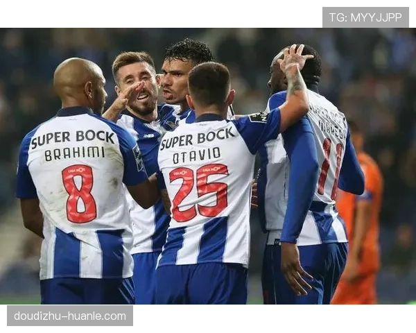 波尔图进攻组织层次：前场球员换位与跑动接应线路